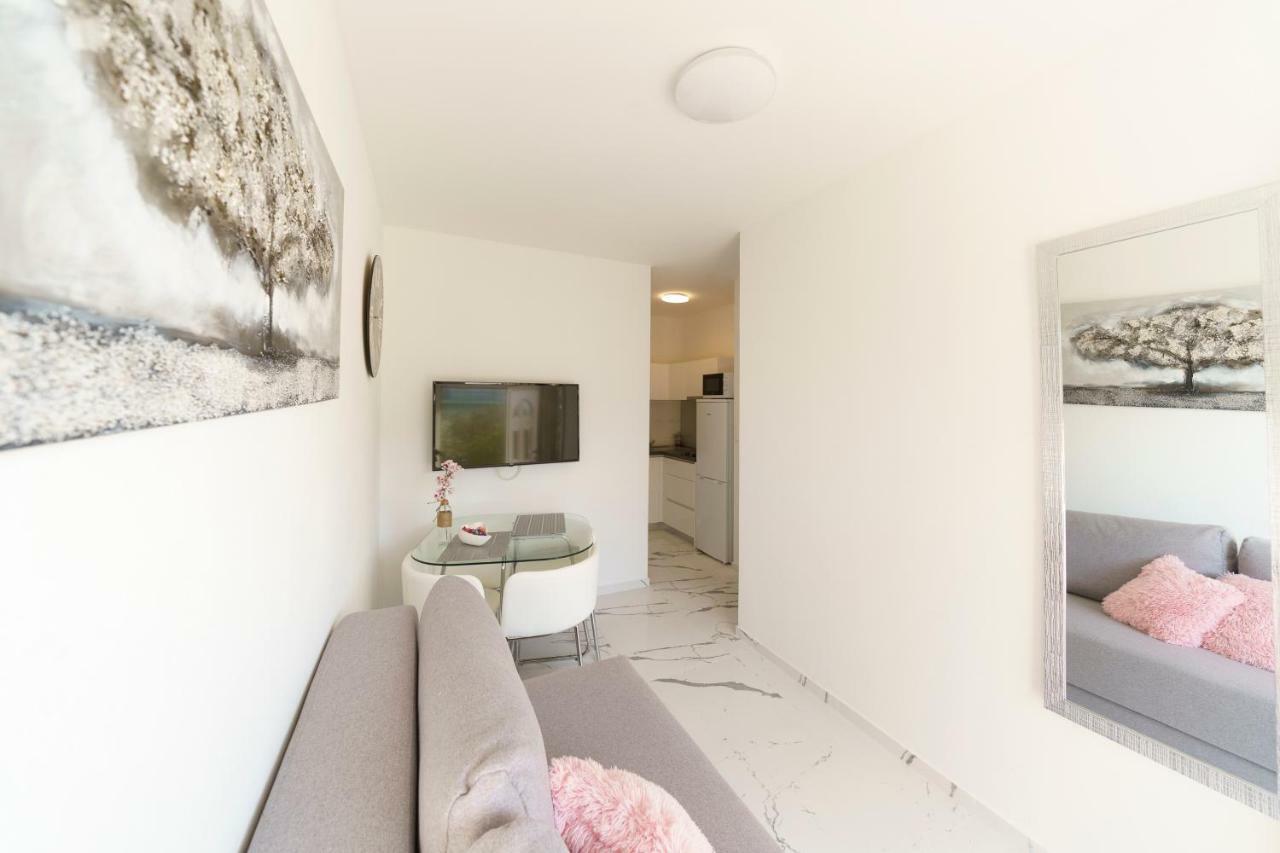 Carmen Apartment *